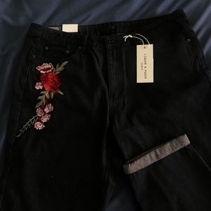🆕 Boyfriend Jean with Rose Embroidery